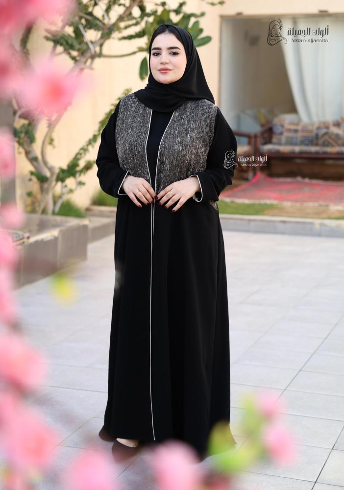 ألوان الجميلة - عباية سوداء بتدخيلة فاخرة من الكريب الملكي