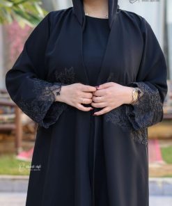 Alternative view of ألوان الجميلة  - عباية سوداء من الكريب بكِلفة مطرزة أنيقة