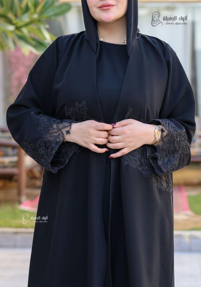 ألوان الجميلة - عباية سوداء من الكريب بكِلفة مطرزة أنيقة - الصورة 2