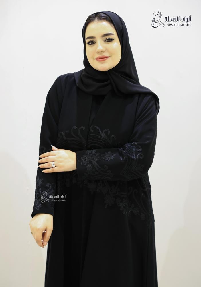 ألوان الجميلة - عباية سوداء هاري مطرزة بتطريز أسود ناعم - الصورة 2