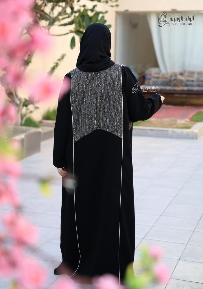 ألوان الجميلة - عباية سوداء بتدخيلة فاخرة من الكريب الملكي - الصورة 5