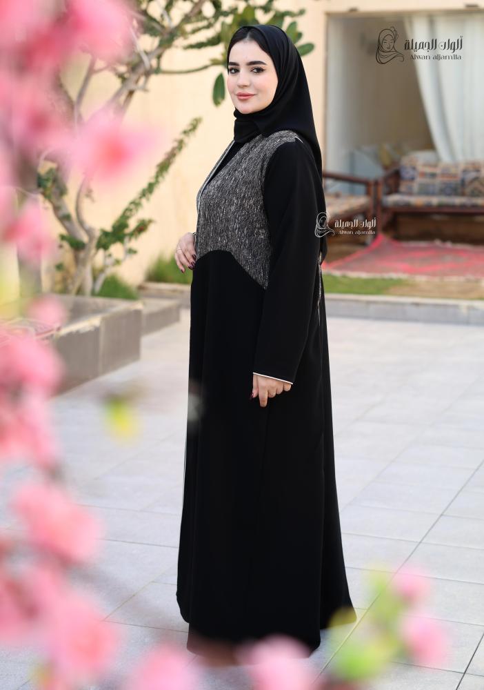 ألوان الجميلة - عباية سوداء بتدخيلة فاخرة من الكريب الملكي - الصورة 3