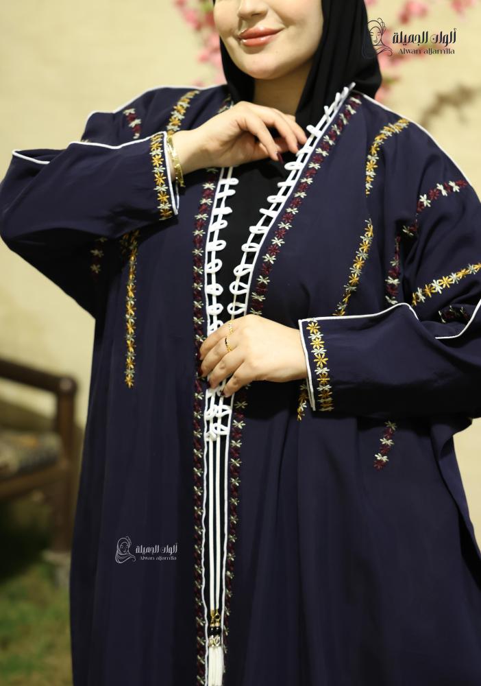 ألوان الجميلة - عباية حرير مغسول كحلي مطرزة بشت بتفاصيل فاخرة - الصورة 2