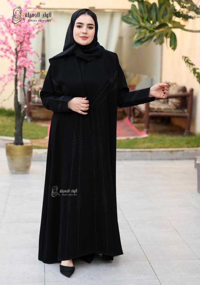 ألوان الجميلة - عباية سوداء من قماش كريب ناعم مزينة بتفاصيل كريستال أنيقة - الصورة 4