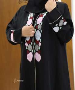 Alternative view of ألوان الجميلة  - عباية تطريز سوداء حرير مغسول