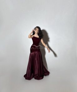 Alternative view of العنود للأزياء - فستان مخمل ترند الموسم بلون عنابي بأكتاف مكشوفة بتصميم أنيق