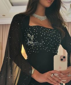 العنود للأزياء - فستان أسود ناعم للأعياد بتصميم متقن