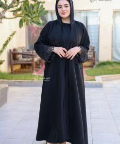 ألوان الجميلة  - عباية سوداء من الكريب بكِلفة مطرزة أنيقة