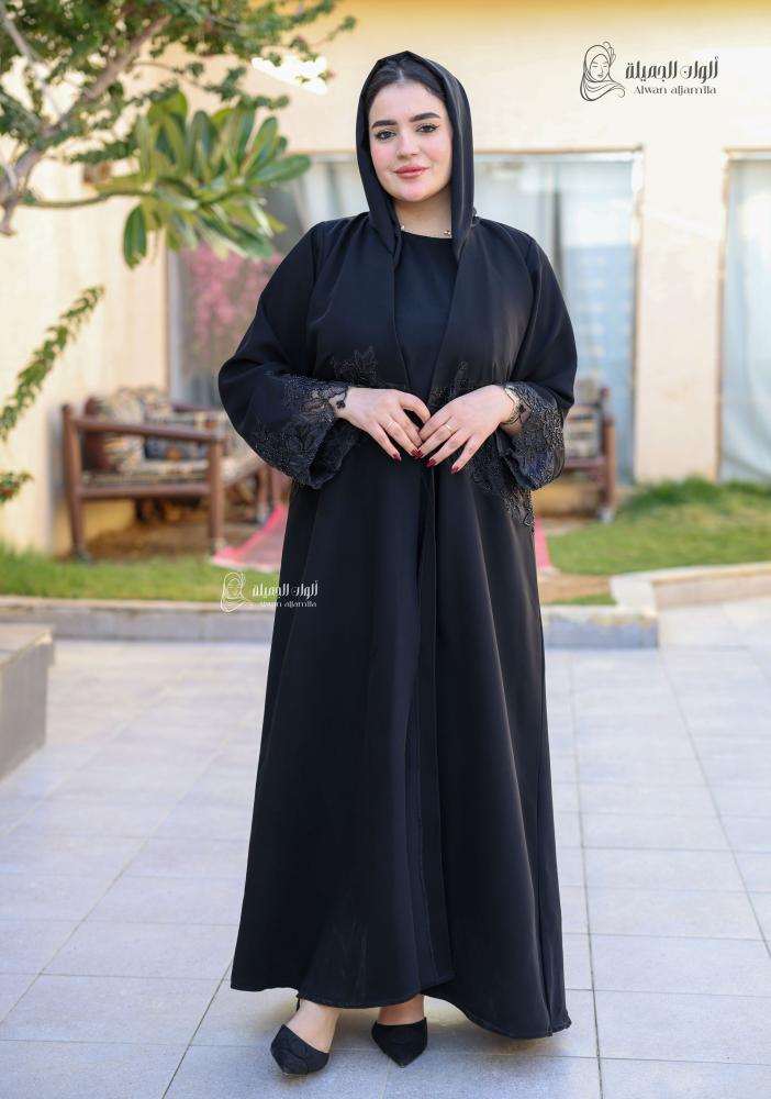 ألوان الجميلة - عباية سوداء من الكريب بكِلفة مطرزة أنيقة
