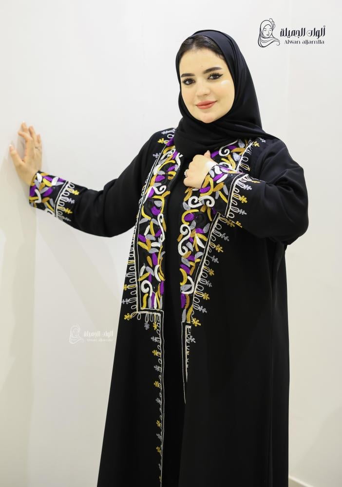 ألوان الجميلة - عباية سوداء مطرزة هاري نص كلوش بتصميم أنيق وتطريز فاخر - الصورة 3