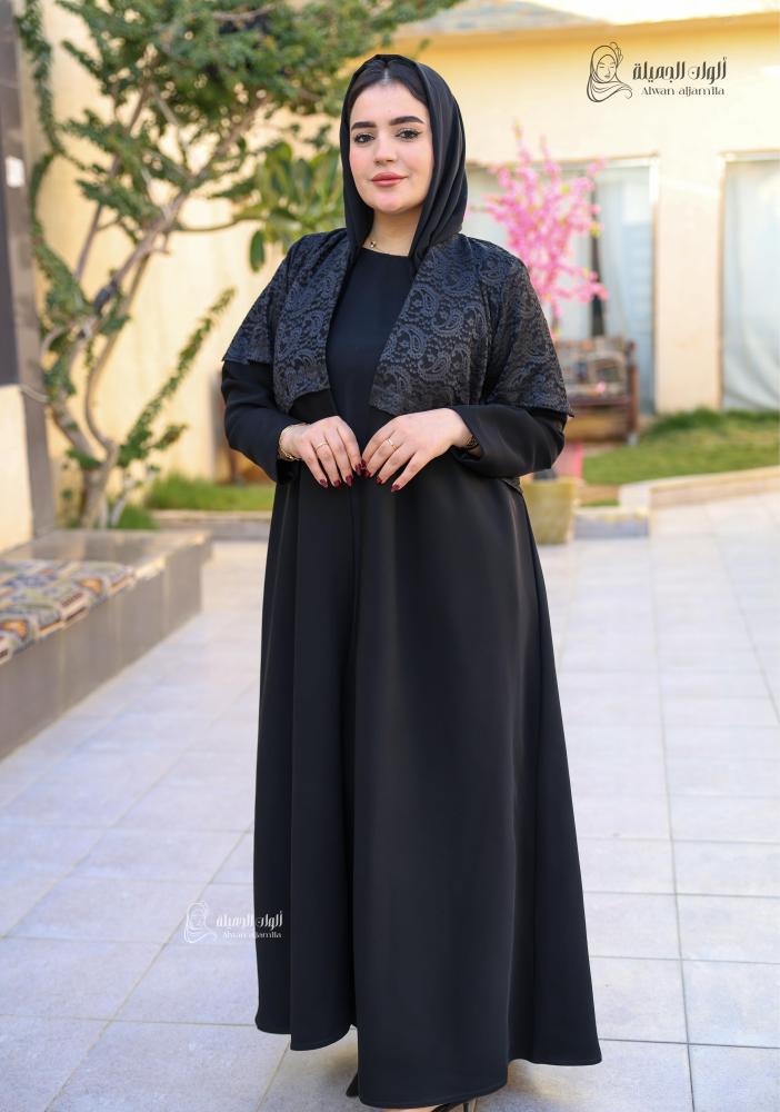 ألوان الجميلة - عباية سوداء من الكريب بقصة دانتيل أنيقة