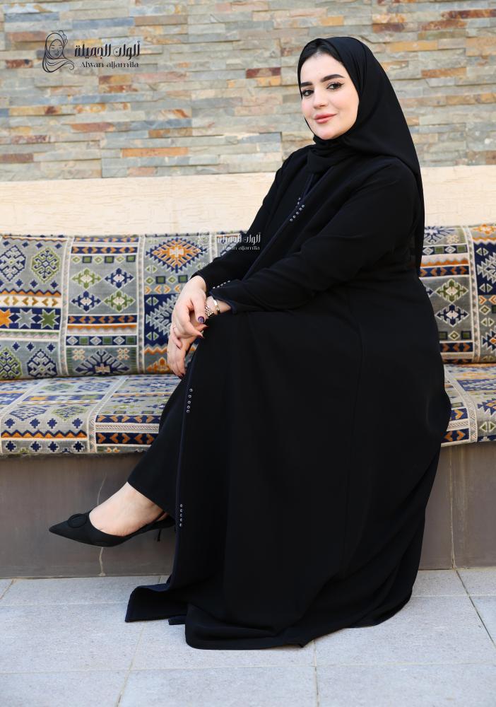 ألوان الجميلة - عباية كلاسيكية نص كلوش بتصميم أنيق وقماش كريب ناعم - الصورة 4