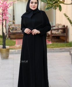 ألوان الجميلة  - عباية سوداء من قماش كريب ناعم بتصميم تحديد أنيق وكلفة راقية