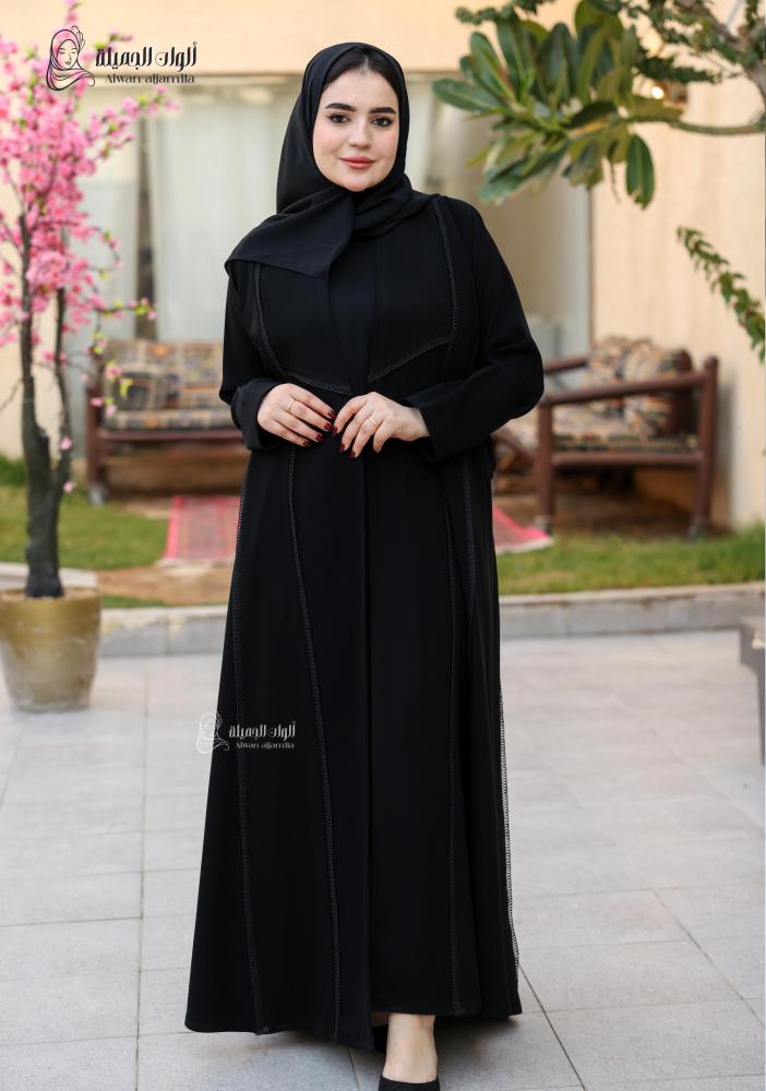 ألوان الجميلة - عباية سوداء من قماش كريب ناعم بتصميم تحديد أنيق وكلفة راقية