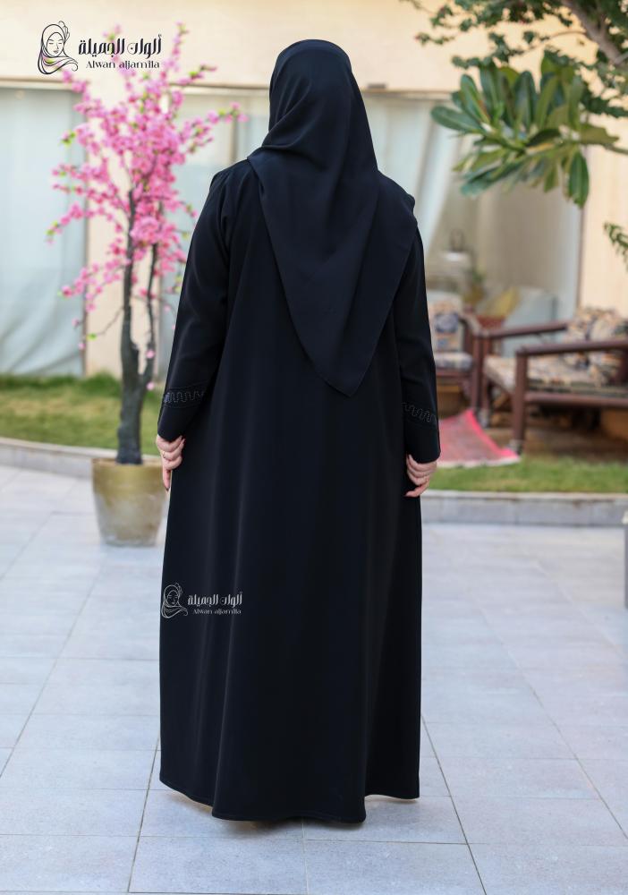ألوان الجميلة - عباية سوداء من قماش كريب ناعم مزينة بتفاصيل كريستال أنيقة - الصورة 5
