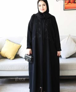 ألوان الجميلة  - عباية هالة الليل – سوداء كريب بتطريز ناعم فاخر