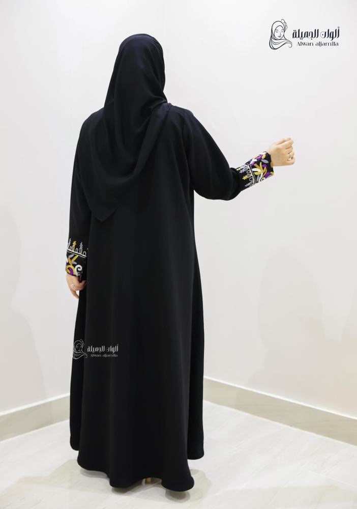 ألوان الجميلة - عباية سوداء مطرزة هاري نص كلوش بتصميم أنيق وتطريز فاخر - الصورة 5