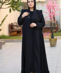 ألوان الجميلة  - عباية سوداء أنيقة بقماش كريب فاخر وتصميم عملي