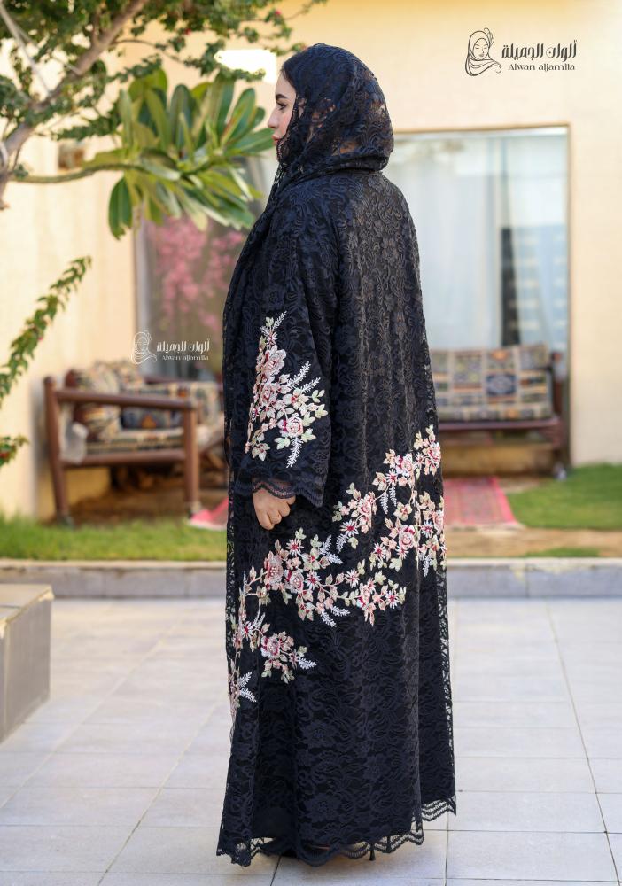 ألوان الجميلة - عباية دانتيل كاملة مطرزة بقصة نص كلوش - الصورة 2