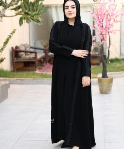 ألوان الجميلة  - عباية سوداء كريب ناعمة بتصميم محتشم