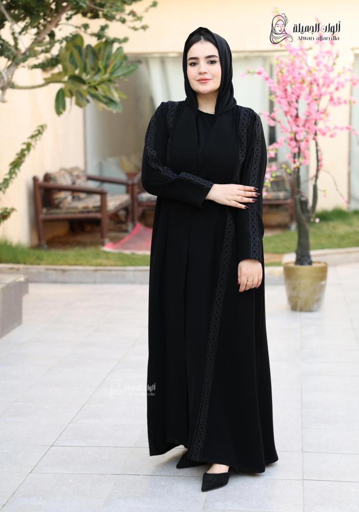 ألوان الجميلة - عباية سوداء كريب ناعمة بتصميم محتشم