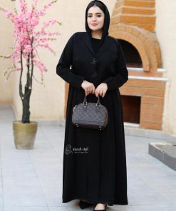 ألوان الجميلة  - عباية سوداء عملية أنيقة من قماش كريب ناعم بتصميم مريح وتطريز راقي