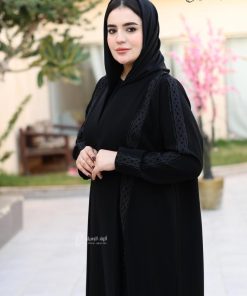 Alternative view of ألوان الجميلة  - عباية سوداء كريب ناعمة بتصميم محتشم
