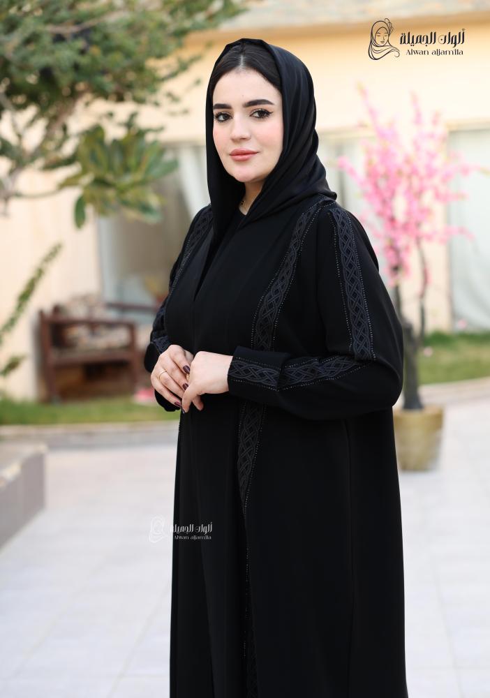 ألوان الجميلة - عباية سوداء كريب ناعمة بتصميم محتشم - الصورة 2