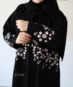 Alternative view of ألوان الجميلة  - عباية زهور المساء – سوداء كريب إندونيسي بتطريز وردي ناعم