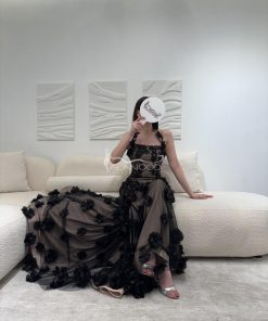 Alternative view of العنود للأزياء - فستان سهرة اسود أنيق بكلفة الورود البارزة بتصميم فريد