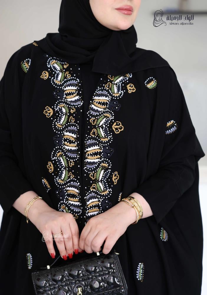 ألوان الجميلة - عباية سوداء فراشة بتطريز ناعم - الصورة 2