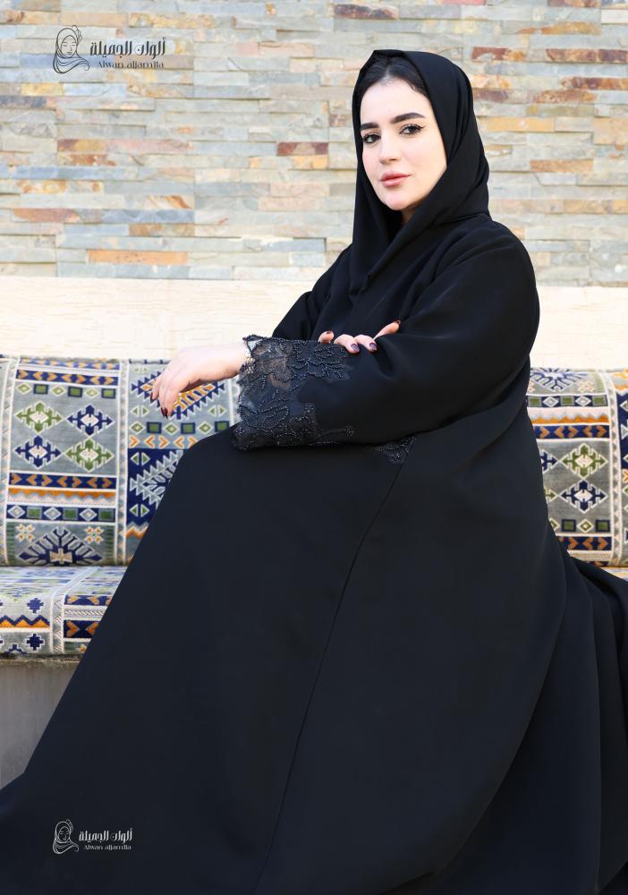 ألوان الجميلة - عباية سوداء من الكريب بكِلفة مطرزة أنيقة - الصورة 4