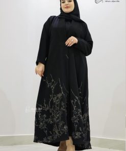 ألوان الجميلة  - عباية سوداء مطرزة نص كلوش بتصميم أنيق