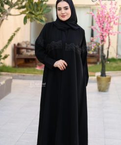 ألوان الجميلة  - عباية سوداء نص كلوش من كريب إندونيسي ناعم بتفاصيل كلفة أنيقة