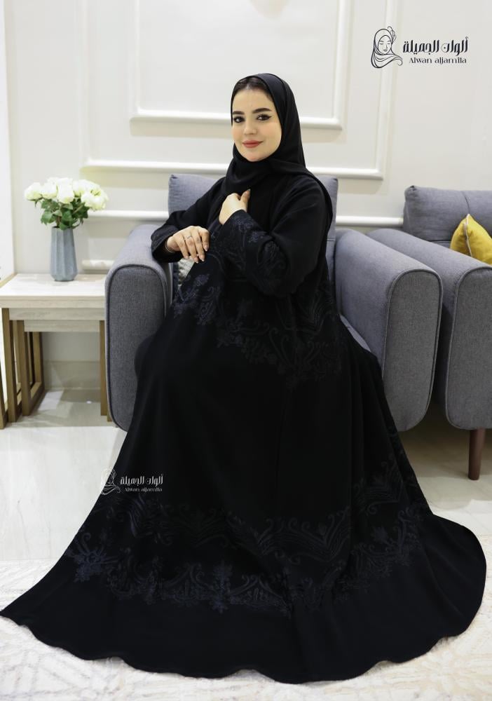 ألوان الجميلة - عباية سوداء هاري مطرزة بتطريز أسود ناعم - الصورة 4