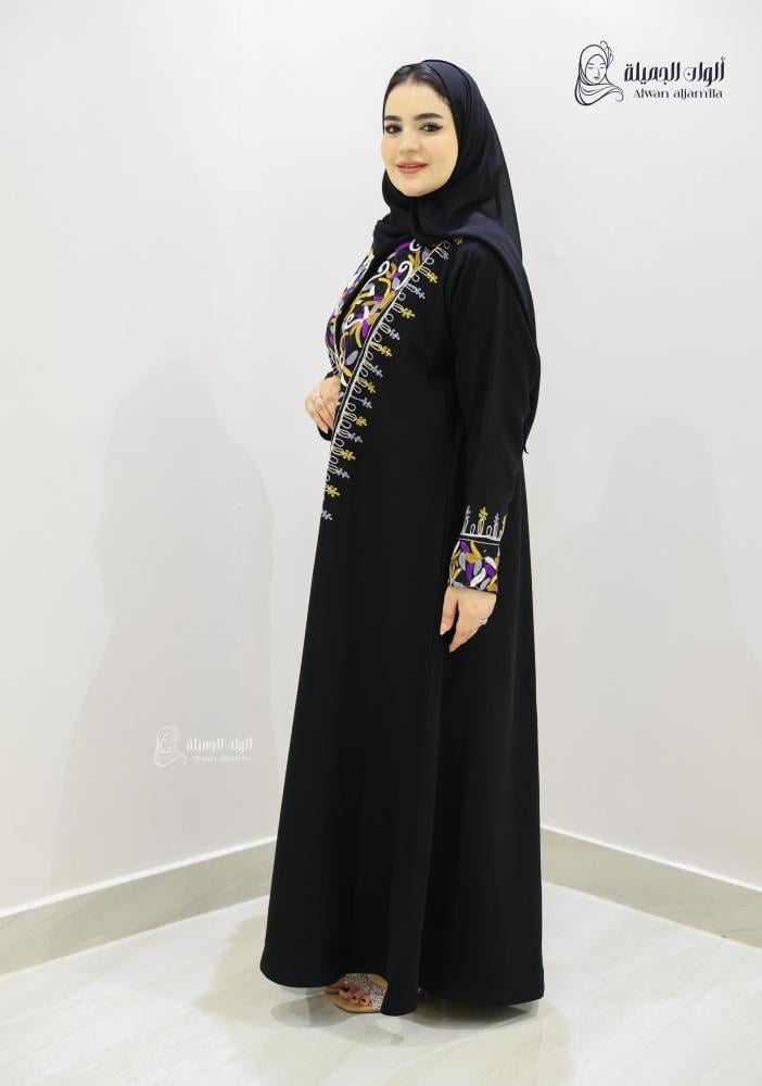 ألوان الجميلة - عباية سوداء مطرزة هاري نص كلوش بتصميم أنيق وتطريز فاخر - الصورة 4