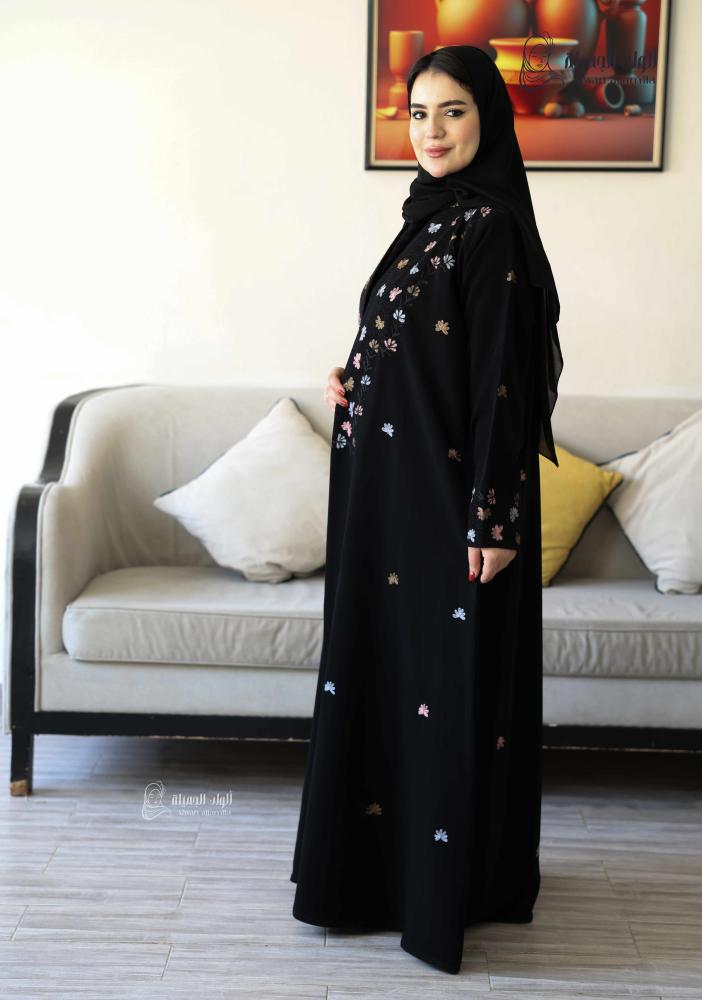 ألوان الجميلة - عباية أزهار الربيع – كريب إندونيسي بتطريز ناعم ملون - الصورة 5