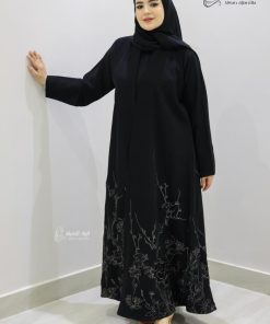 Alternative view of ألوان الجميلة  - عباية سوداء مطرزة نص كلوش بتصميم أنيق