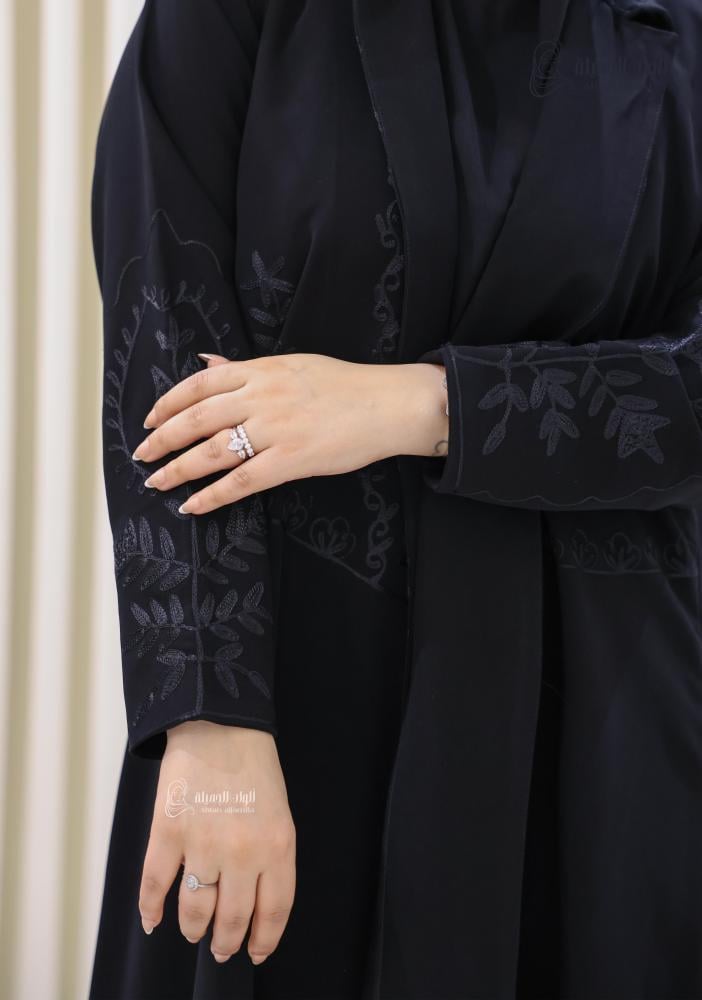 ألوان الجميلة - عباية سوداء مطرزة كريب إندونيسي ناعم - الصورة 3
