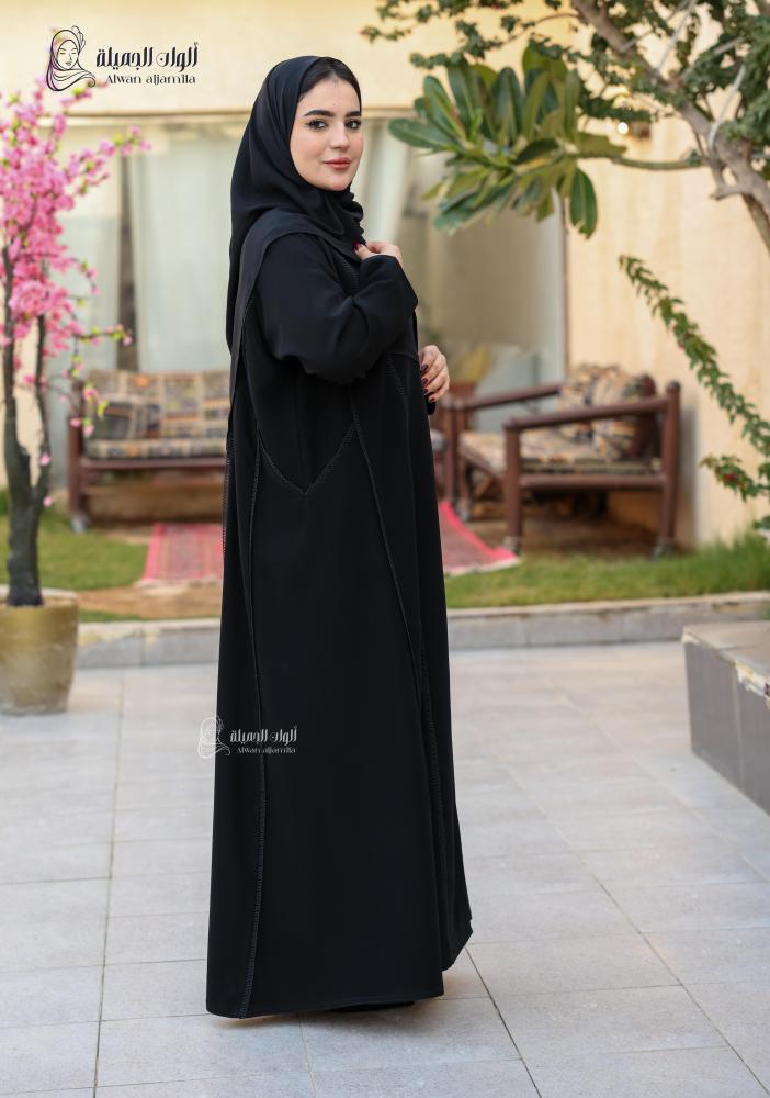 ألوان الجميلة - عباية سوداء من قماش كريب ناعم بتصميم تحديد أنيق وكلفة راقية - الصورة 3
