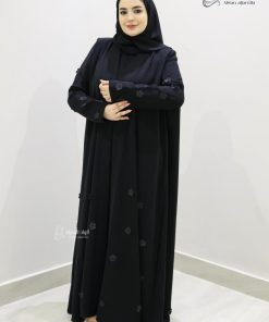 ألوان الجميلة  - عباية سوداء حرير ورود تصميم فخم