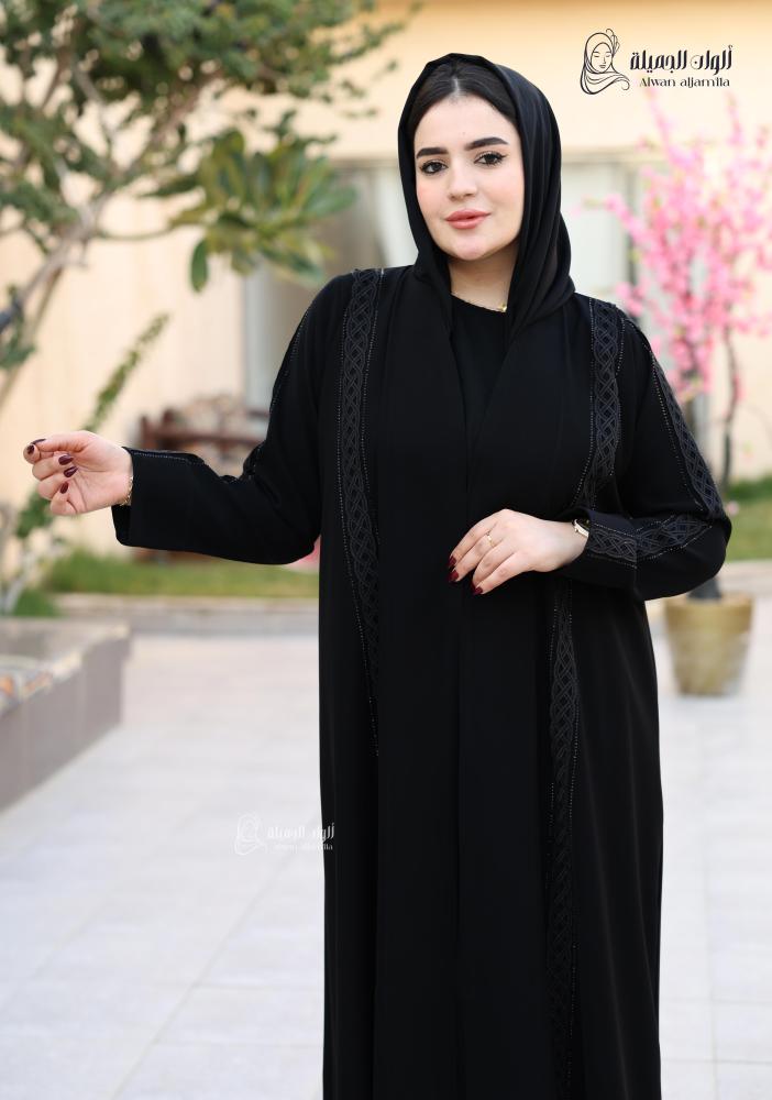 ألوان الجميلة - عباية سوداء كريب ناعمة بتصميم محتشم - الصورة 4