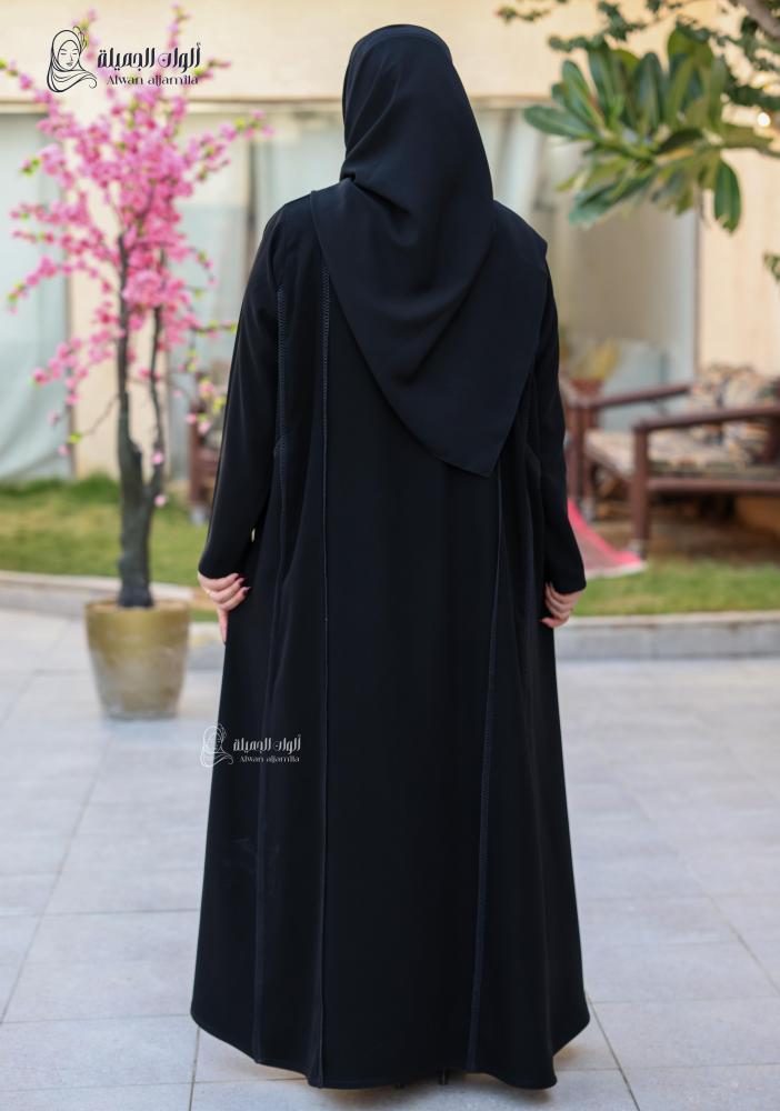 ألوان الجميلة - عباية سوداء من قماش كريب ناعم بتصميم تحديد أنيق وكلفة راقية - الصورة 5