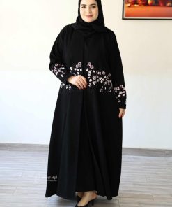 ألوان الجميلة - عباية زهور المساء – سوداء كريب إندونيسي بتطريز وردي ناعم
