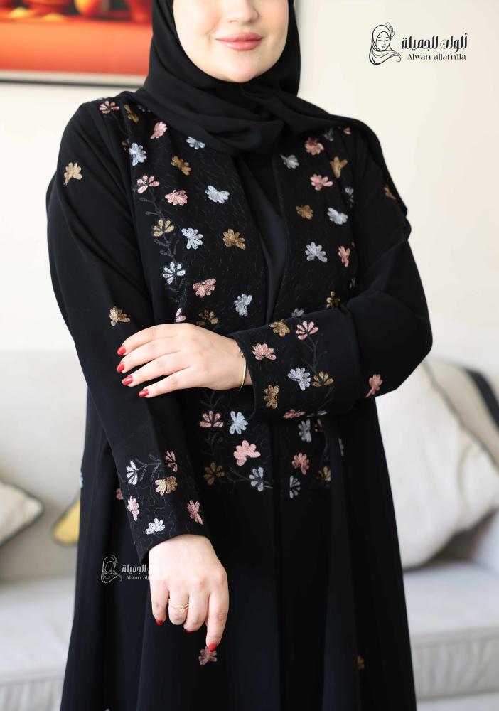 ألوان الجميلة - عباية أزهار الربيع – كريب إندونيسي بتطريز ناعم ملون - الصورة 3