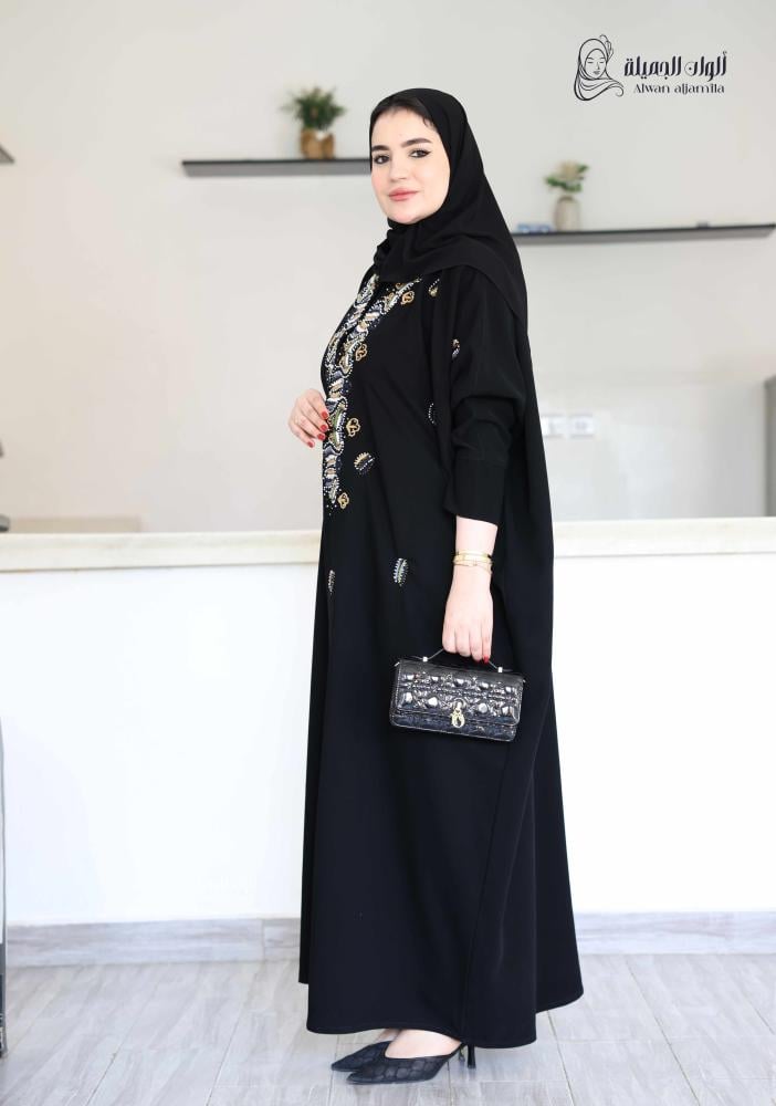 ألوان الجميلة - عباية سوداء فراشة بتطريز ناعم - الصورة 3
