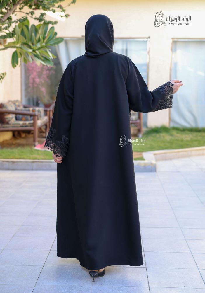 ألوان الجميلة - عباية سوداء من الكريب بكِلفة مطرزة أنيقة - الصورة 5