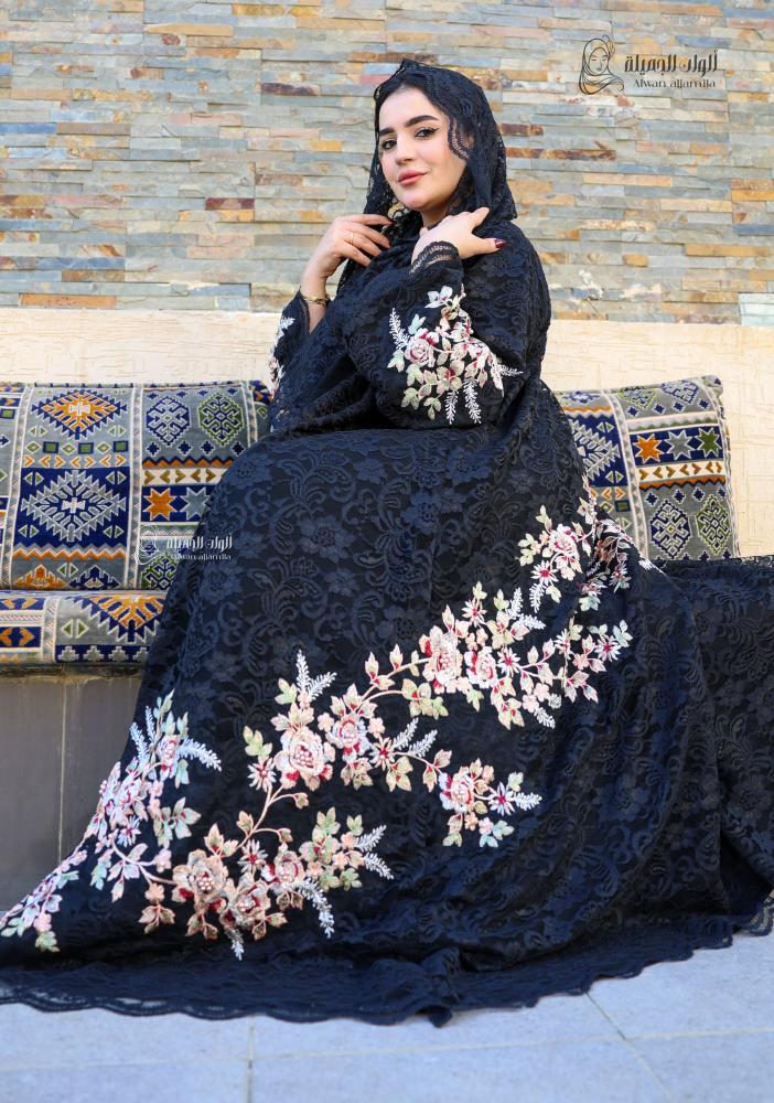 ألوان الجميلة - عباية دانتيل كاملة مطرزة بقصة نص كلوش - الصورة 3