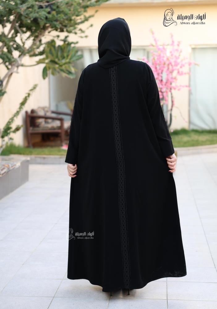ألوان الجميلة - عباية سوداء كريب ناعمة بتصميم محتشم - الصورة 5
