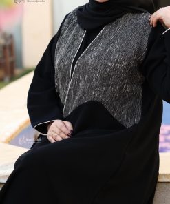 Alternative view of ألوان الجميلة  - عباية سوداء بتدخيلة فاخرة من الكريب الملكي